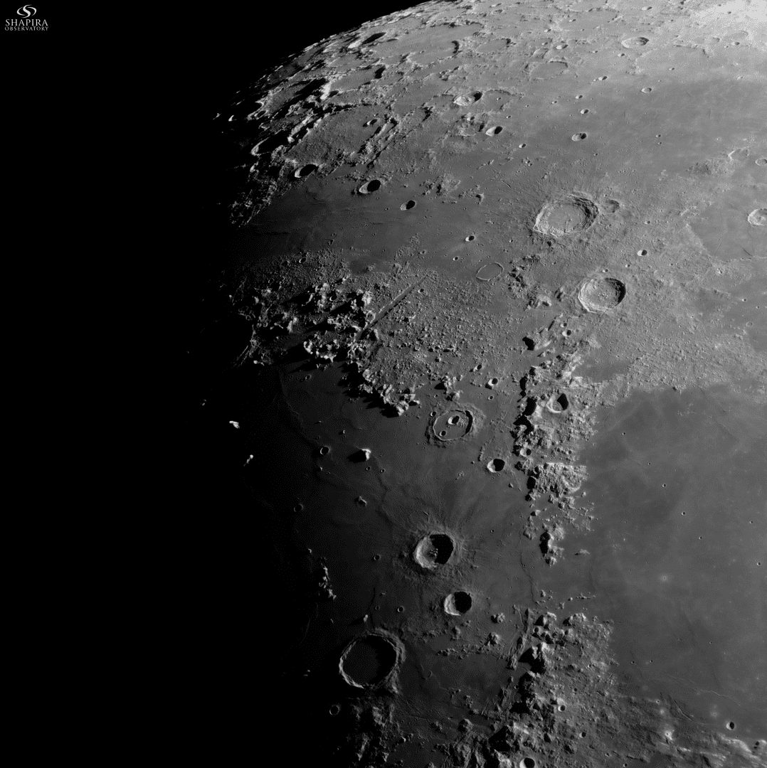 חלקו המזרחי של ים הגשמים – Mare Imbrium עם ההרים המקיפים אותו ועמק האלפים בחלקו הצפון מזרחיזהו אחד האזורים שאני מצלם כמעט כל חודש במופעים שונים. הוא מציג מגוון רחב של פני שטח שונים – הרים, עמקים, חריצי לבה, מכתשים שונים ומשטח לבה שהתקשתה.